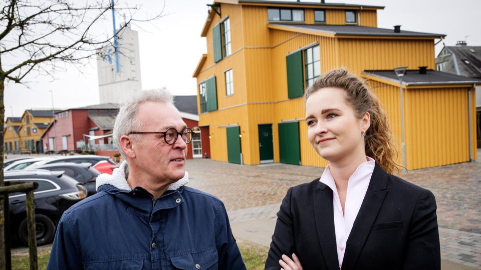 Kim Vintersbølle og Mai Seiberg - kokken og tjeneren - har hjerteblod i den markante tilbygning, som Café K på havnen i Hobro har fået. Foto: Bo Lehm