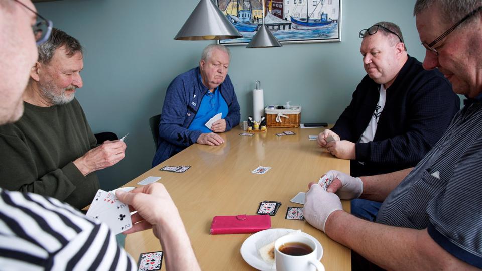 Der er gang i kortspillet ved det ene af bordene næsten dagligt. Mændene hygger sig gerne med at spille Tips eller måske en omgang 500. Foto: Bo Lehm