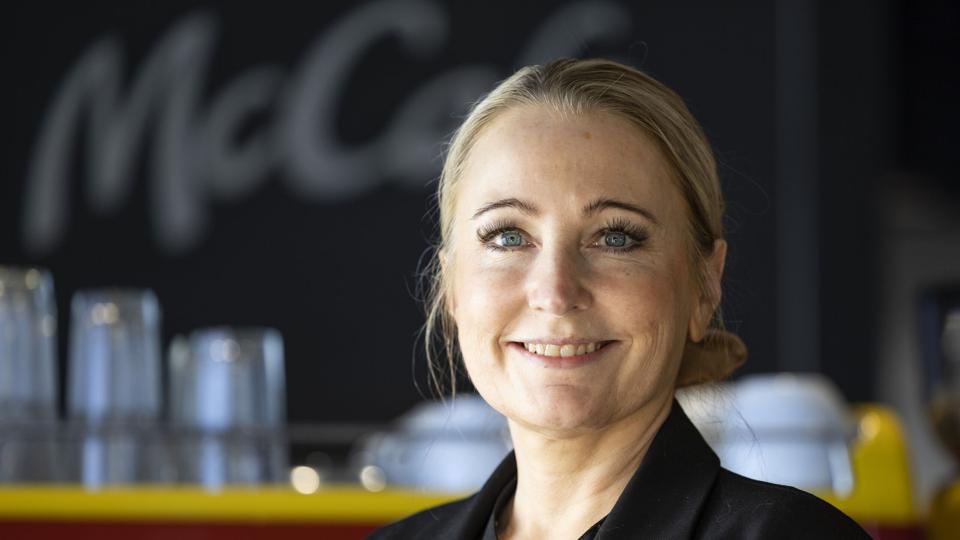 Britta Børding bor i Støvring, men det afholder hende ikke fra at være til stede i hver af restauranterne i Thisted og Frederikshavn flere gange i ugen. <i>Foto: Martél Andersen</i>