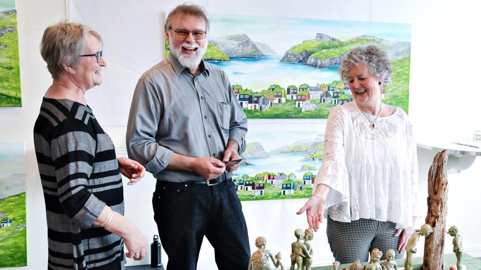 Kunst i Stenum er retur efter to år med corona-benspænd. Udstilling er åben på friskolen i Stenum lørdag 26. og søndag 27. marts. På billedet ses kunstudvalget med Elna Damsgård, Niels Larsen og Gitte Pedersen. Arkivfoto: Bent Bach