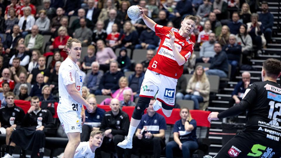 Aalborg Håndbolds nordmand Sebastian Barthold var på mange måder højtflyvende i lørdagens sejr. Foto: Torben Hansen <i>Foto: Torben Hansen</i>