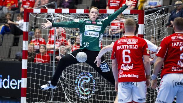 Barthold og resten af Aalborg-mandskabet kunne også se en sprællende Mikael Aggefors stå en god kamp med en redningsprocent over 40. Foto: Torben Hansen <i>Foto: Torben Hansen</i>