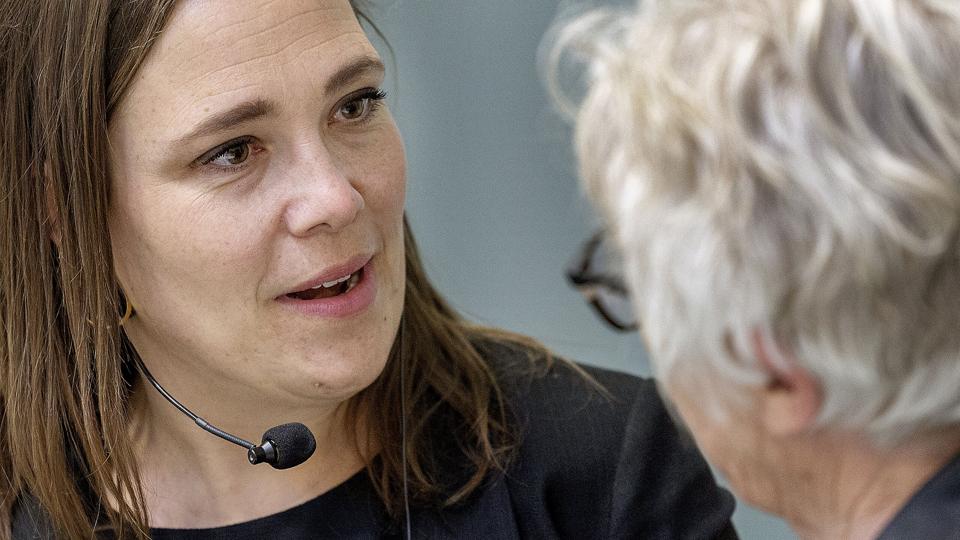 Social- og ældreminister Astrid Krag (S) fik mange gode snakke med deltagerne på borgermødet. Foto: Lars Pauli <i>Foto: Lars Pauli</i>