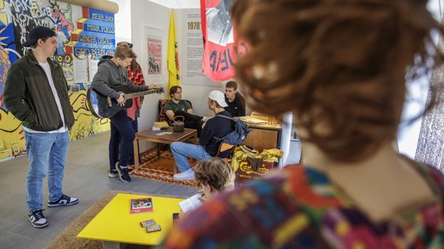 I den vestlige stue kunne eleverne spille guitar med Jimi Hendrix i baggrunden. Foto: Martin Damgård <i>Martin Damgård</i>