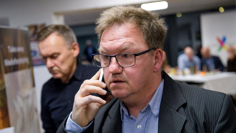 Brian Nielsen, NB, har selv en mobiltelefon i lommen - og han bruger den gerne. Men det er hans egen private, for han benytter ikke den iPhone 13 han ligesom kommunalbestyrelsens øvrige medlemmer har fået stillet til rådighed. <i>Arkivfoto: Bo Lehm</i>