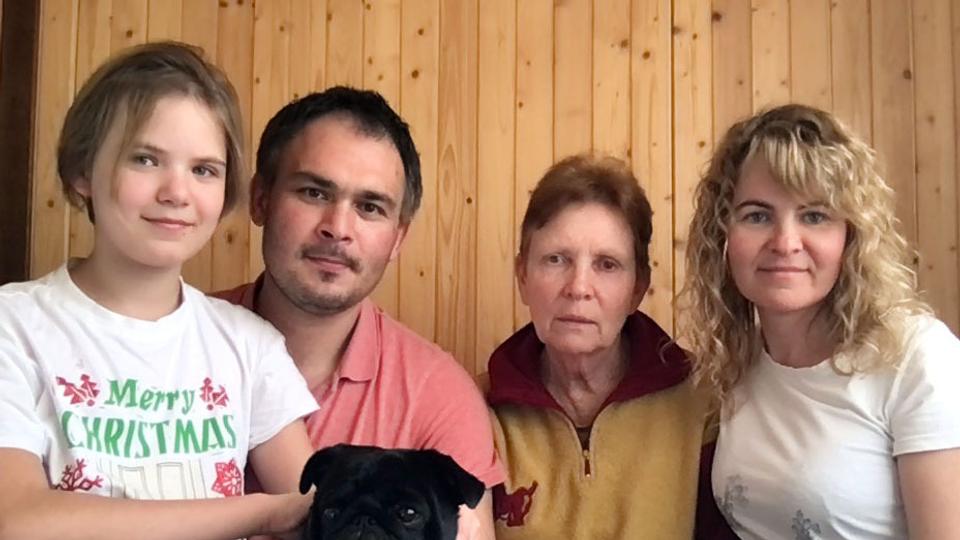 Familien Rudenko sidder nu i en lejlighed i byen Poljana. Fra venstre Ilona, Evgeniy Rudenko, mormor Natilia og mor Inga Rudenko. Privatfoto