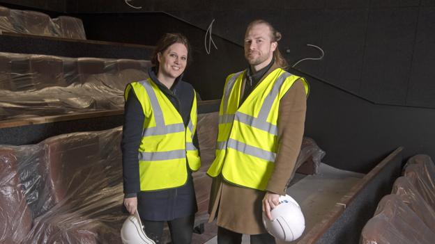 Direktørparret Kris Søgaard Pedersen og Sofia Rafn Abildgaard her i den mindste af de fire sale. Stolene er sat op, nu mangler tæppebelægningen blot. Foto:Henrik Louis