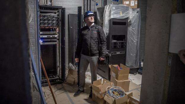 8 kilometer højttaler kabler er der blevet trukket ud til de 200 højttalere. Her ses Tonny Stordal Johansen i et af teknikrummene. Foto:Henrik Louis