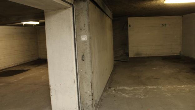 Massive døre og vægge af beton ligger under jorden på Færø Plads. Foto: Nordjyske Museer