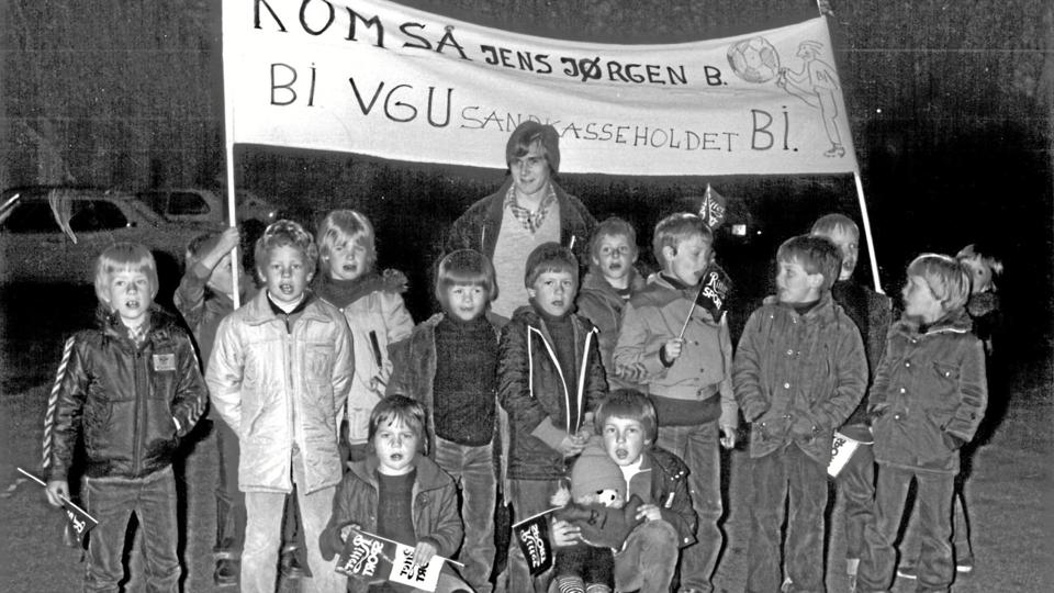 Drengene havde lavet et banner til et af møderne med Jens Jørn Bertelsen - og navnet var næsten stavet rigtigt ... Privatfoto.