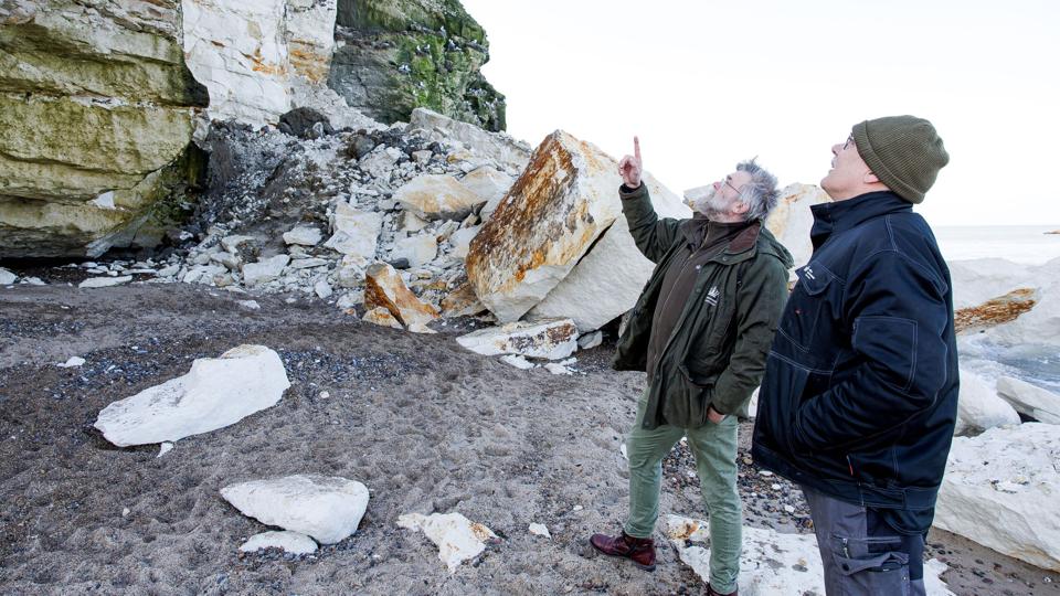 Det er ikke småsten, der er faldet ned fra klinten. På billedet er det skovfoged Thomas Wessel Fyhn (t.v.) og Jan Bagger Christensen, der kigger på skredet. Foto. Bo Lehm <i>Foto: Bo Lehm</i>