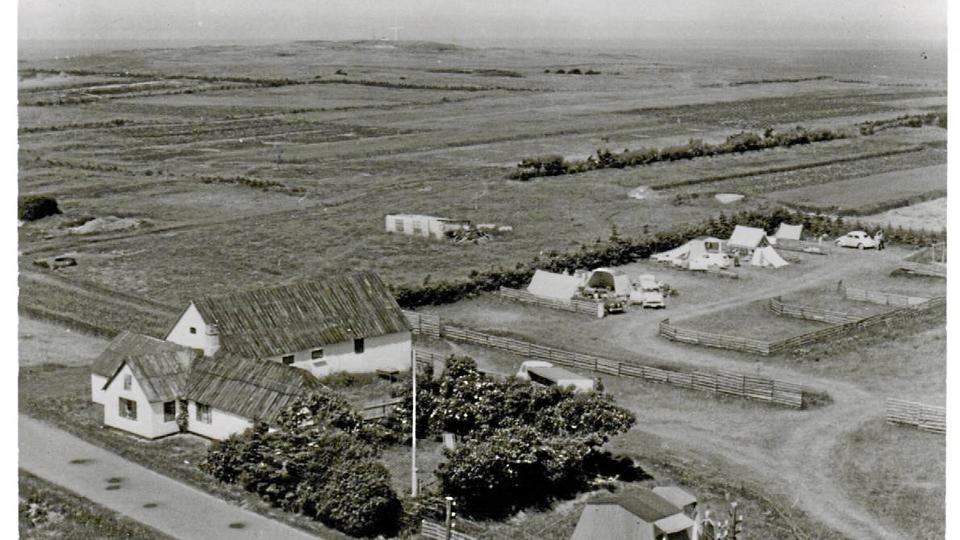 Sådan så Hanstholm Camping ud, da pladsen åbnede for nu 60 år siden efter at John og Irene Pedersen omdannede deres husmandssted til campingplads.Privatfoto