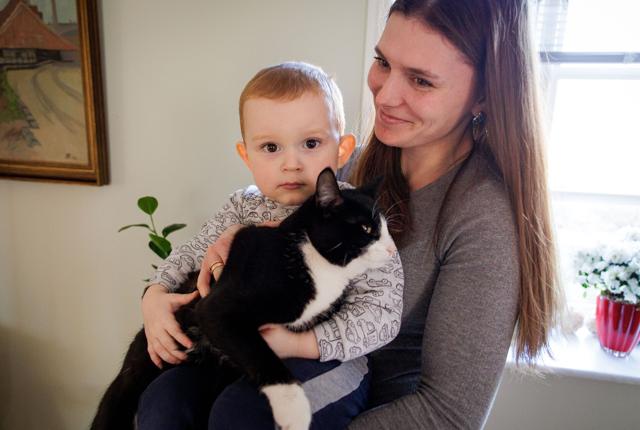 Inna Synchuk med sønnen Ivan på to et halvt. Den lille dreng er blevet meget glad for den sorte kat, der holder til på gården hos Ib Poulsen og Vivi Jensen i Thy.