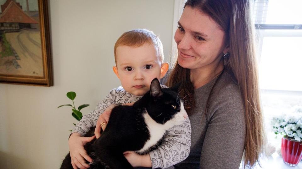 Inna Synchuk med sønnen Ivan på to et halvt. Den lille dreng er blevet meget glad for den sorte kat, der holder til på gården hos Ib Poulsen og Vivi Jensen i Thy. <i>Foto: Bo Lehm</i>