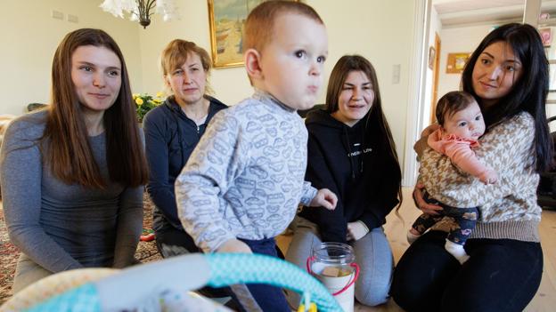 Inna Synchuk på 26, Tetiana Tarmantovska på 47, Ivan Synchuk på to et halvt, Anastasiia Lytvun på 17 og Victoriia på 24 med tre måneder gamle Zlata i favnen. <i>Foto: Bo Lehm</i>