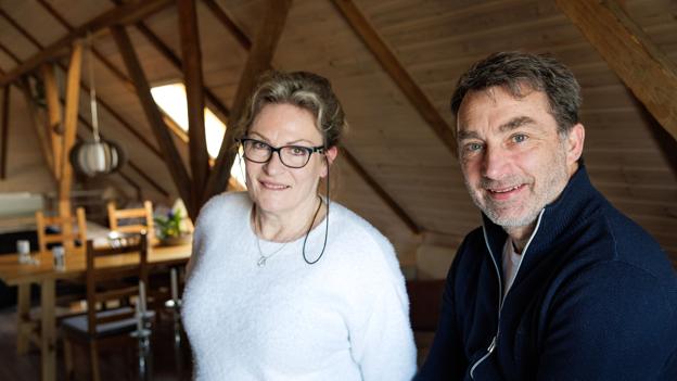 Vivi Jensen og Ib Poulsen er flyttet ind her på det ombyggede høloft og har overladt deres stuehus til de fire ukrainske kvinder og to små børn. <i>Foto: Bo Lehm</i>