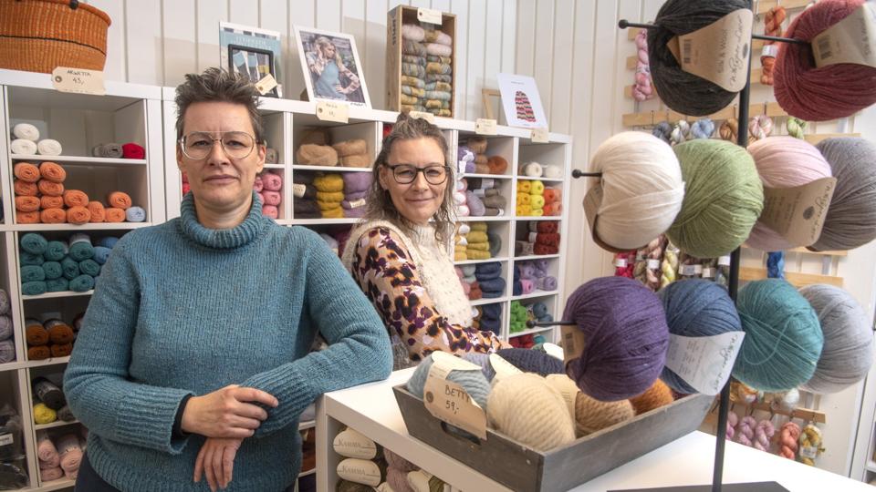 De lange arbejdsdage i Bredgade er for hård kost for tvillingesøstrene. Nu har de valgt at sige stop, selv om de står bag skranken i en sund forretning.Foto: Henrik Louis