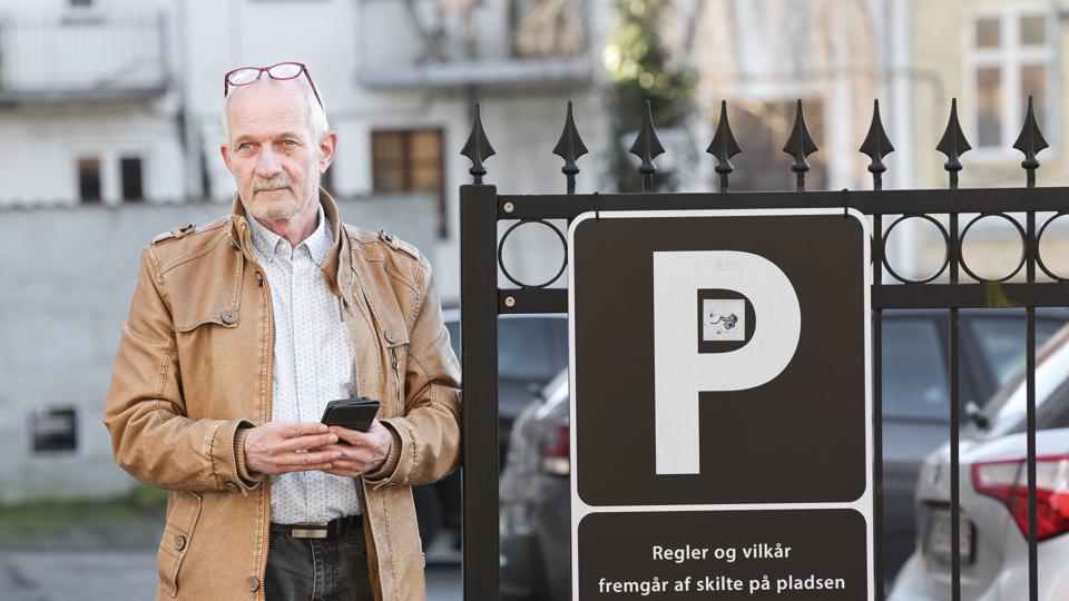 Hans Christian Weinreich Olsen fra Nørresundby betalte 55 kr. for at parkere og fik en p-bøde. <i>Foto: Claus Søndberg</i>