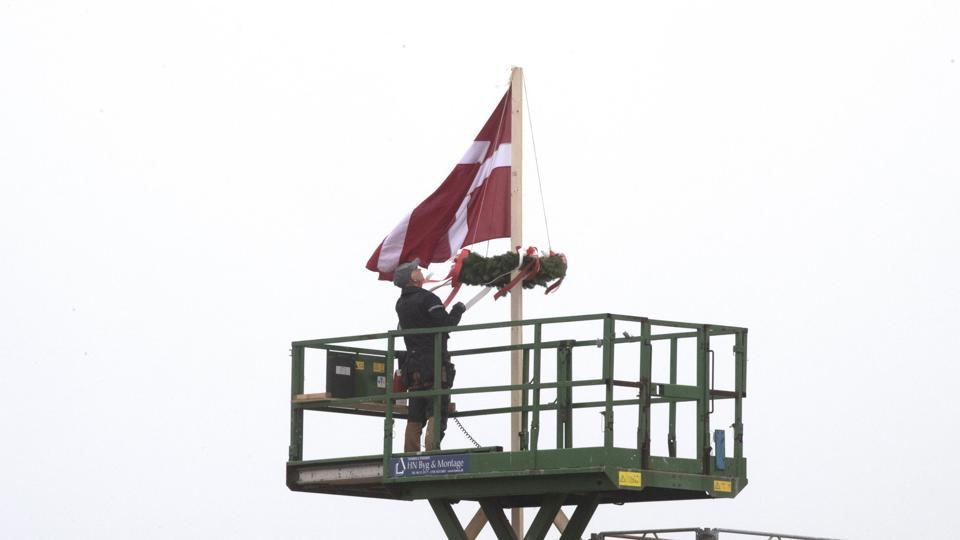 Krans og flag knejsede over byggepladsen på Doggerbanke. Foto: Henrik Louis