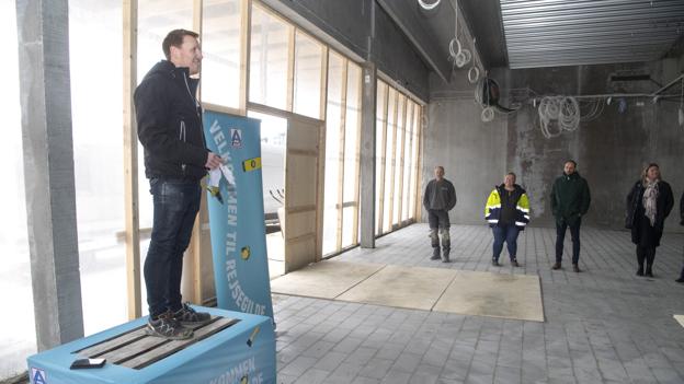 Anders Bruun, der er projektchef i Aldi, bød velkommen til rejsegildet og takkede håndværkerne for indsatsen.