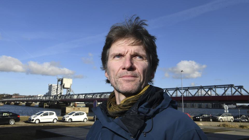 Hvorfor ender to, der elsker hinanden, med at gøre hinanden så meget ondt, lyder et af temaerne i et aktuelt stykke på Aalborg Teater. Ifølge Martin Ringsmose er en af forklaringerne, at vi ikke står ved dem, vi er. Foto: Henrik Louis <i>Foto: Henrik Louis</i>