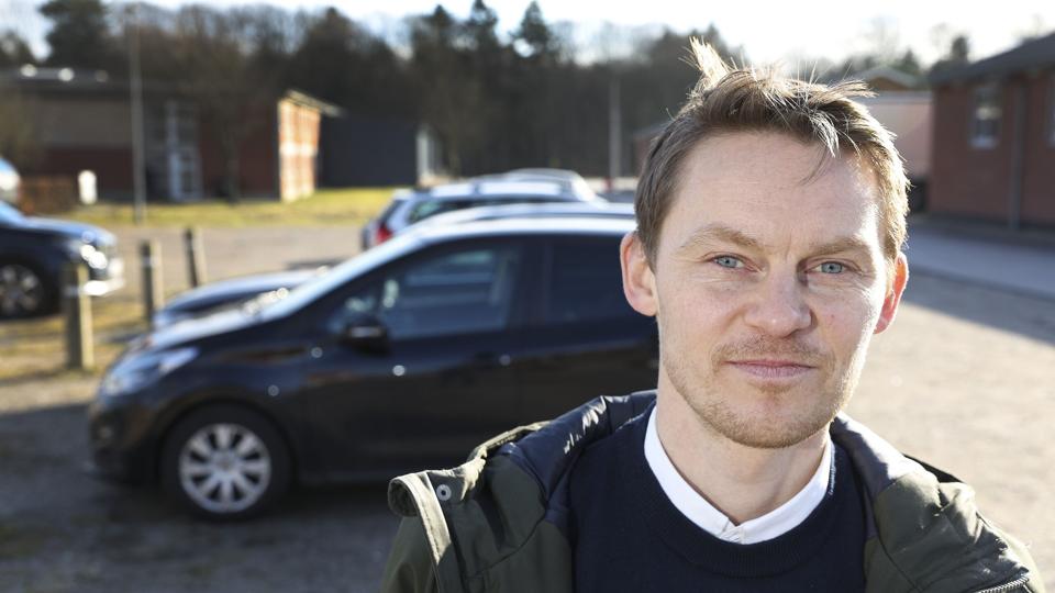 Niels-Christian Aaen pendler mellem Sæby og Hjørring. Han overvejer endnu ikke alternativer til køre i dieselbilen, der dog kører langt på literen. Foto: Bente Poder <i>Foto: Bente Poder</i>