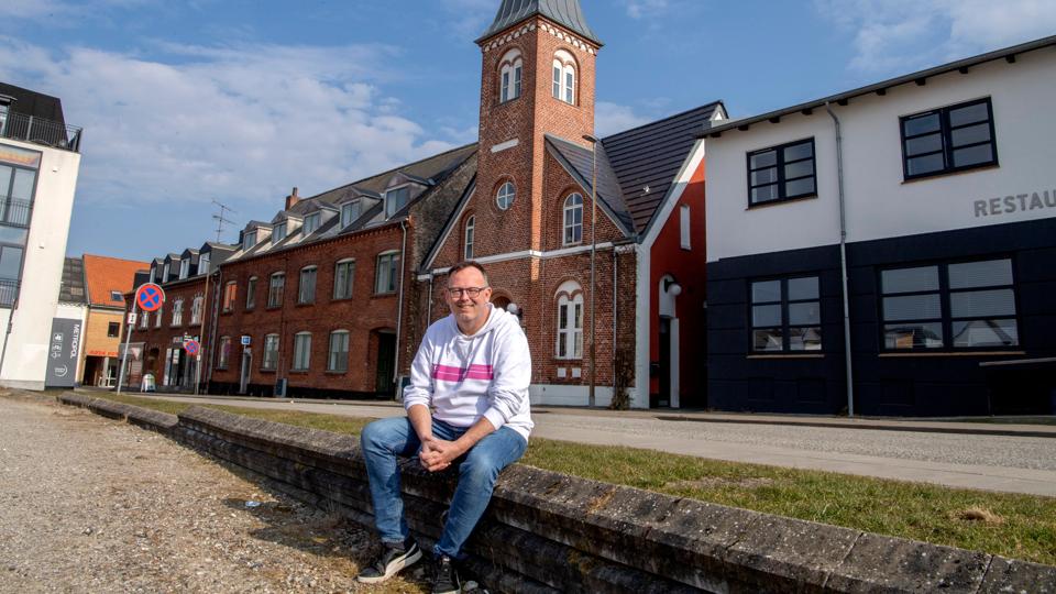 Kristian Bast har fundet sin drømmebolig i Markedsgade i Hjørring - den gamle metodistkirke, der er nabo til Bryghuset Vendia. <i>Foto: Henrik Louis</i>