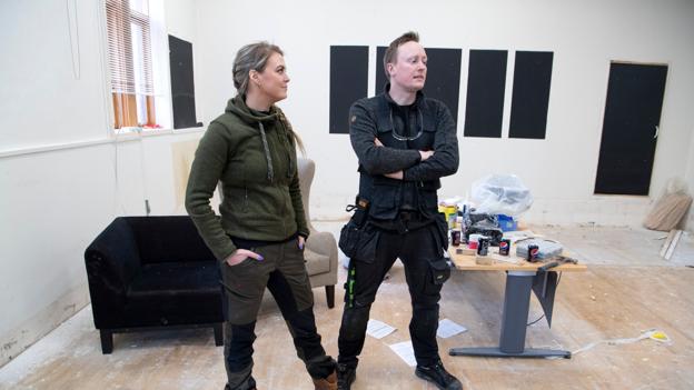 Julie Weinreich Sørensen og Mads Høst er ved at indrette forretningslokale i underetagen. <i>Foto: Henrik Louis</i>