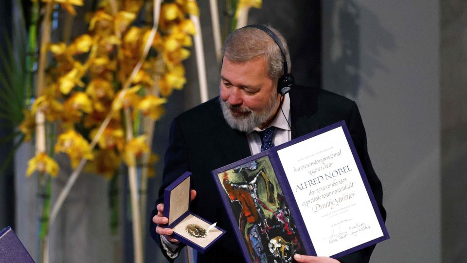 Dmitrij Muratov med medaljen, der fulgte med Nobels fredspris, i sin højre hånd. Medaljen sælger han for at donere beløbet til ukrainske flygtninge. (Arkivfoto). <i>Odd Andersen/Ritzau Scanpix</i>