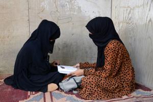 Afghanske piger vender tilbage i skole med krav om hijab
