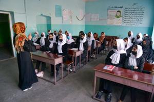 Taliban beordrer pigeklasser lukket få timer efter genåbning