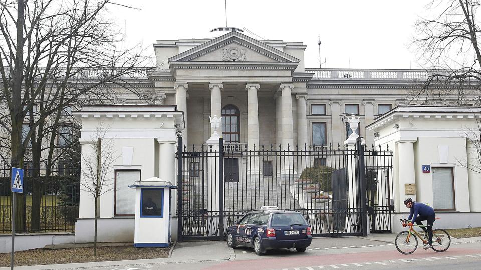 Den russiske ambassade i Polens hovedstad, Warszawa. Nu bliver der bedre plads på ambassaden, efter Polen har beordret 45 russiske diplomater ud af landet. <i>Czarek Sokolowski/Ritzau Scanpix</i>