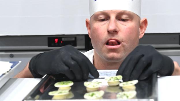 Brian Mark Hansen er den danske deltager ved Bocuse d'Or og har nordjyske Elisabeth Madsen som hjælper/commis. <i>Foto: Attila Kisbenedek AFP/Ritzau Scanpix</i>