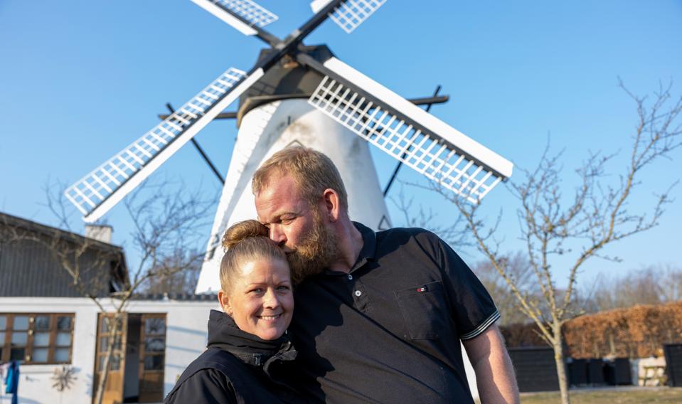 Anne Gaden og Jens Gajhede har lagt mange - rigtig mange - timer i projektet, men efter et par år er det lykkedes at omskabe en forfalden mølle til en lækker familiebolig. <i>Foto: Kim Dahl Hansen</i>