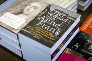 Omstridt Anne Frank-bog fjernes fra hylderne
