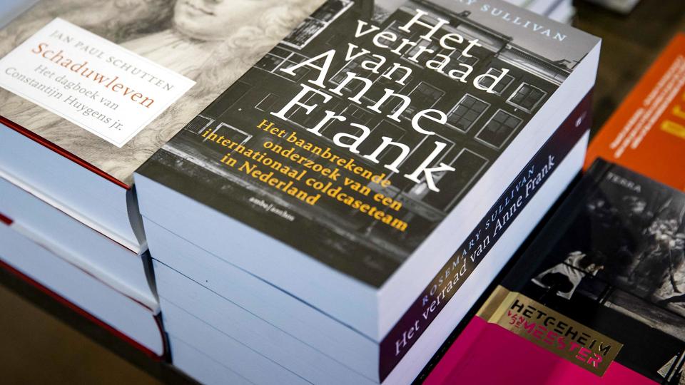 Bogen "Hvem forrådte Anne Frank?" fjernes fra hylderne i Holland. <i>Sem Van Der Wal/Ritzau Scanpix</i>
