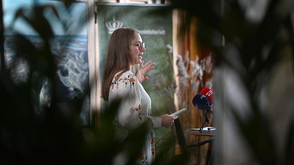 Miljøministeren og aftaleparterne løfter sløret for placeringen af Danmarks 10 nye naturnationalparker på et pressemøde. <i>Philip Davali/Ritzau Scanpix</i>
