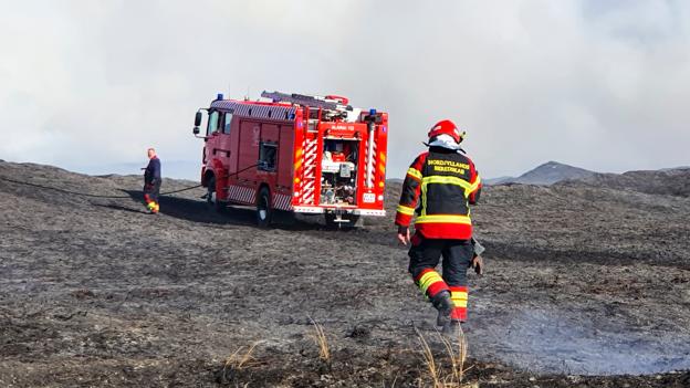 - Det er svært at sige, hvor stort et område der er brændt af. Det kan være lige fra et til fem hektar, siger indsatsleder Henrik Gade Jespersen. <i>Foto: Ole Iversen</i>