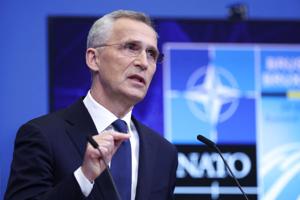 Nato ønsker en sikker hånd og beholder Stoltenberg et år endnu