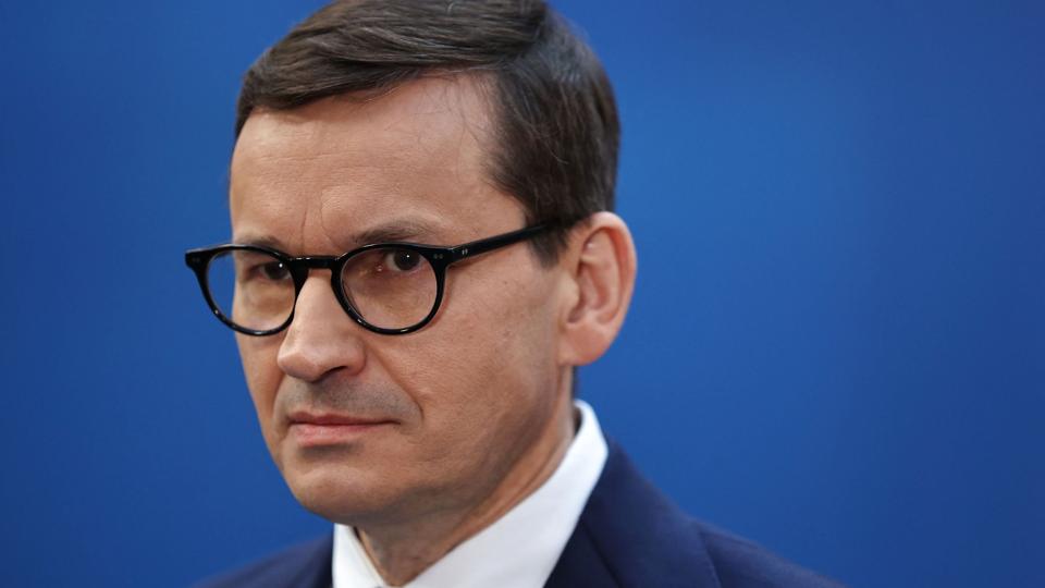 Polens premierminister, Mateusz Morawiecki, ønsker en hårdere linje fra EU over for Rusland. EU bør indføre sanktioner på russisk gas, olie og kul, mener Polen. <i>Aris Oikonomou/Ritzau Scanpix</i>