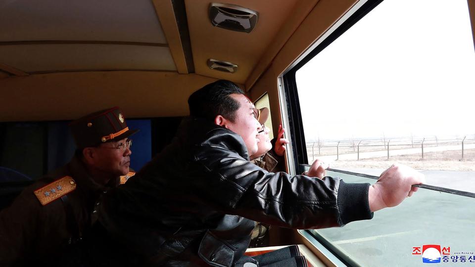 Den nordkoreanske leder, Kim Jong-un, har overværet en testaffyring af et interkontinentalt ballistisk missil. <i>AFP PHOTO/KCNA VIA KNS/Ritzau Scanpix</i>