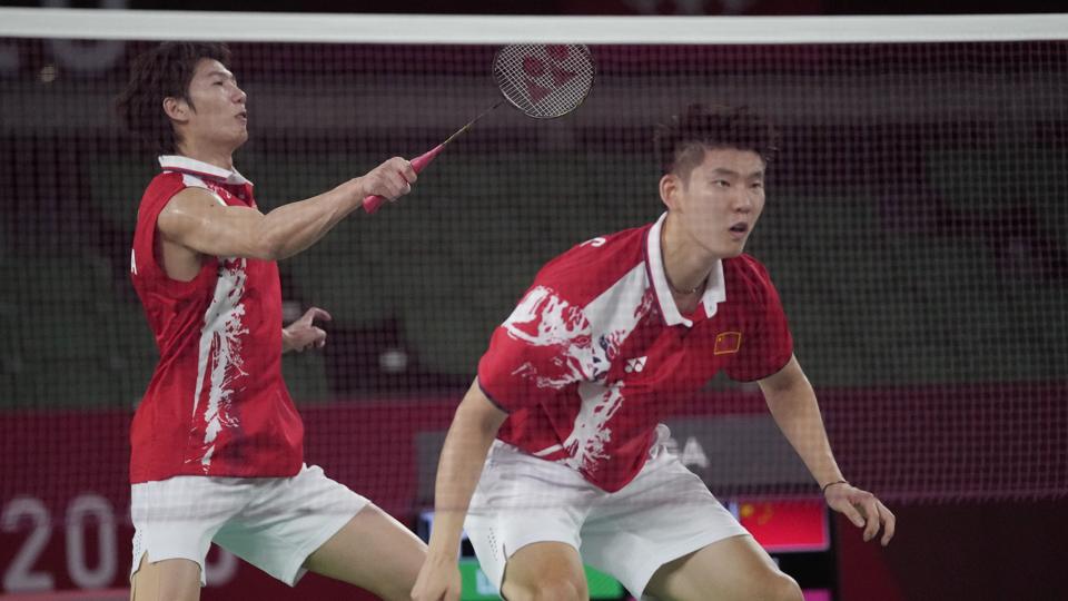 Kinesiske Li Jun Hui og Liu Yu Chen ved sidste sommers OL i Tokyo, hvor de vandt sølv i herrerdouble. <i>Dita Alangkara/Ritzau Scanpix</i>