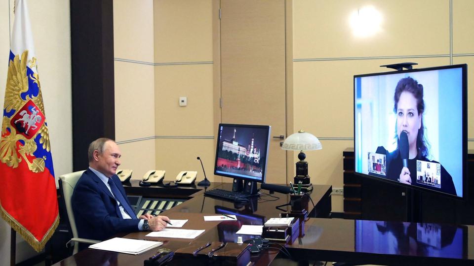 Ruslands præsident på tv fredag for at mødes med vindere af statens kulturpriser. Her retter han et skarpt angreb på Vesten, som han anklager for at ville undertrykke russisk musik og litteratur. <i>Mikhail Klimentyev/Ritzau Scanpix</i>