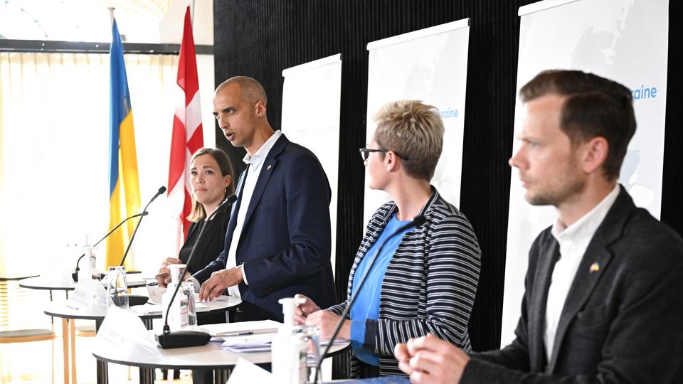 Udlændinge- og integrationsminister Mattias Tesfaye (S) siger på et pressemøde fredag, at danske myndigheder forbereder sig på, at der kan komme over 100.000 ukrainske flygtninge til Danmark. <i>Philip Davali/Ritzau Scanpix</i>