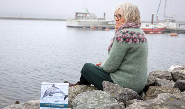 Lena Storm har skrevet og udgivet en bog om delfinen Luca, som fulgtes med hende i kajakken omkring Sundby Mors. <i>Foto: Bo Lehm</i>
