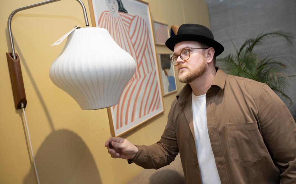 Simon Falentin Olesen har på det seneste slukket flere af lamperne i sin butik for at spare energi <i>Foto: Claus Søndberg</i>
