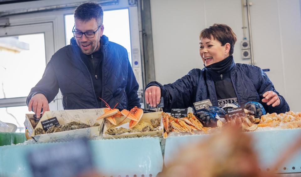 Jan Brian Nielsen og hans kone, Pernille Larsen Nielsen, driver butikken Skagen Frisk. Herfra sælger de fisk i alle afskygninger, ligesom de har stor succes med f.eks. fisketapas.  <i>Foto: Martin Damgård</i>