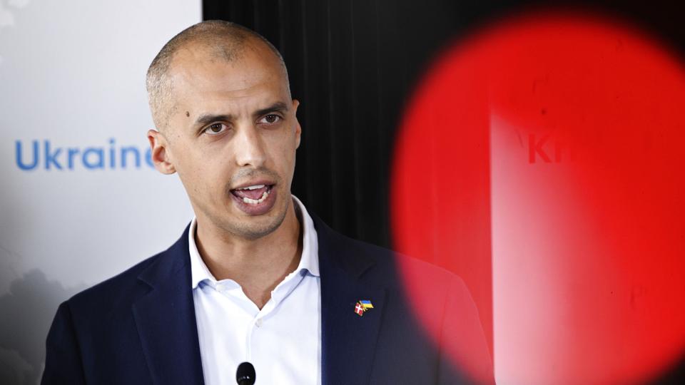 - Siden krigen startede for en måned siden, er der kommet 26.000, der har søgt ophold eller asyl. Så det er helt ekstraordinært, siger udlændinge- og integrationsminister Mattias Tesfaye (S) på et pressemøde fredag. <i>Philip Davali/Ritzau Scanpix</i>