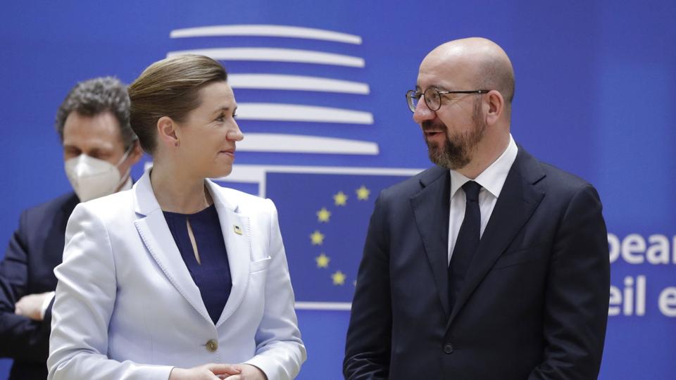 Statsminister Mette Frederiksen (S) og de øvrige EU-landes stats- og regeringsledere fandt ikke tryllestaven, der kan få energipriserne på EU-topmødet. Nu skal EU-Kommissionen komme med forslag, der kan hjælpe husholdninger og virksomheder. <i>Olivier Hoslet/Ritzau Scanpix</i>