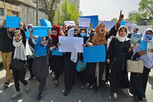 Afghanske piger trækker i skoleuniform og kræver skolegang